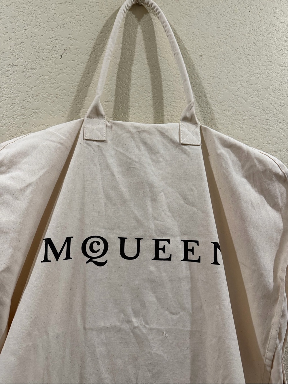 Alexander McQueen Cream garment Bag with Black Logo - Picture 8 of 8